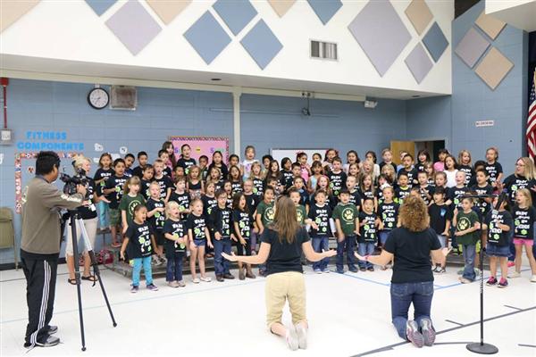 K kids singing and signing a kindess song 
